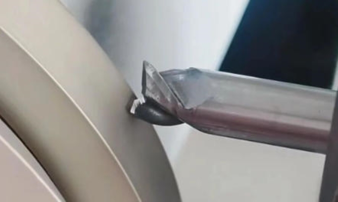 Você usou a fresa direto da caixa? Como é que ele lascou em apenas meia hora?